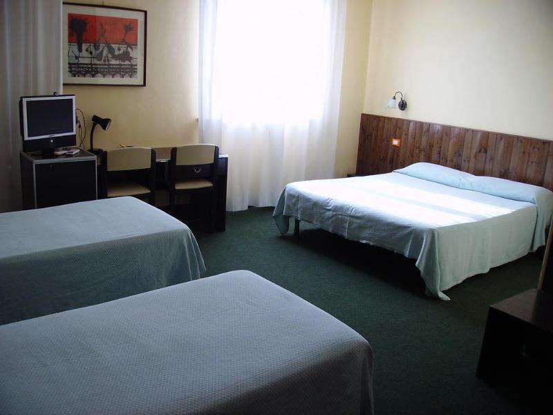 Giappone Inn Parking Hotel Livorno Ngoại thất bức ảnh