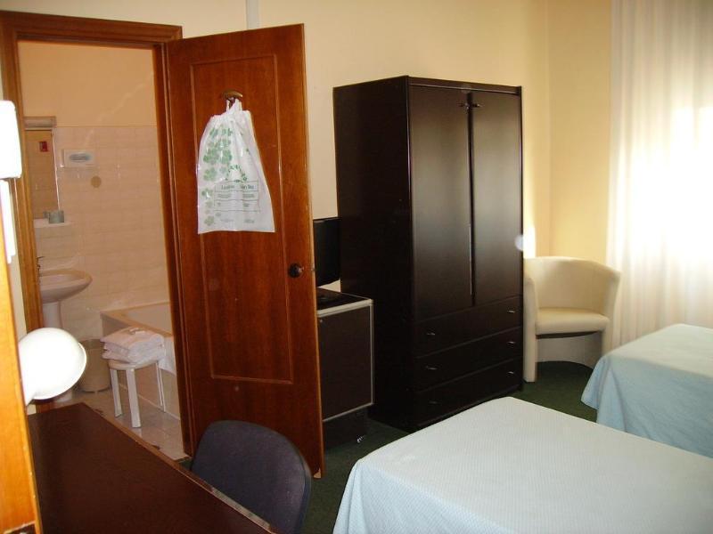 Giappone Inn Parking Hotel Livorno Ngoại thất bức ảnh