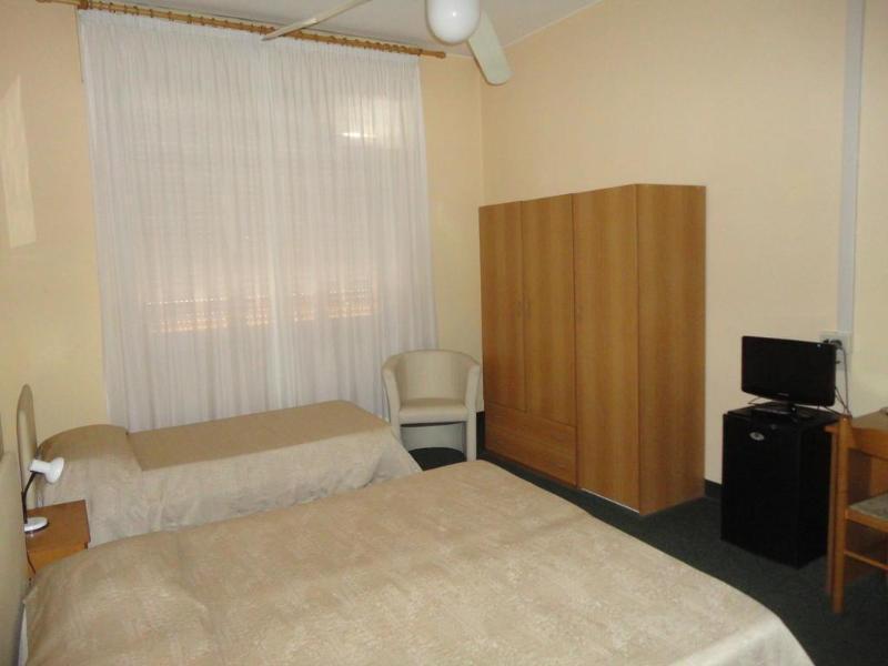 Giappone Inn Parking Hotel Livorno Ngoại thất bức ảnh