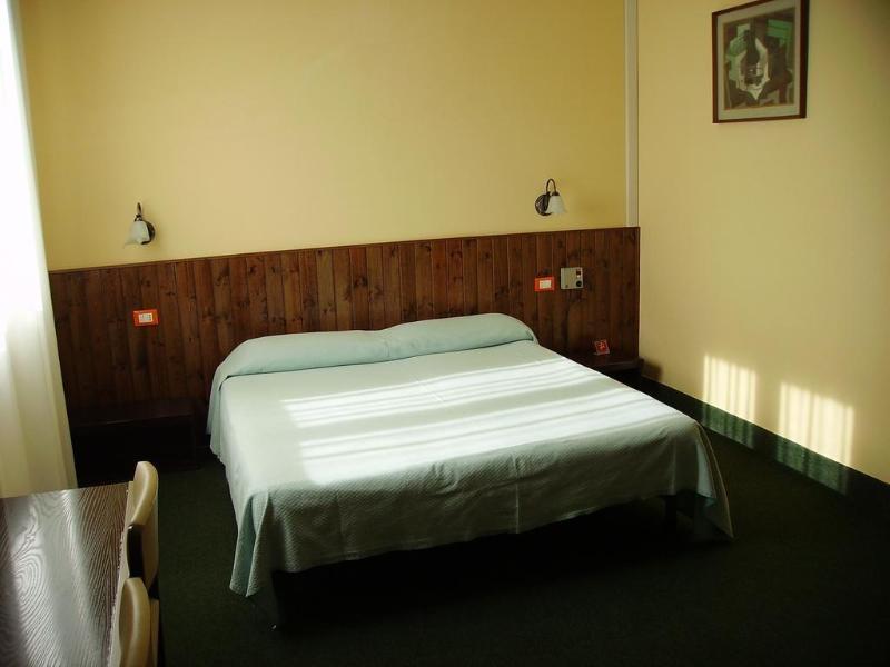 Giappone Inn Parking Hotel Livorno Ngoại thất bức ảnh