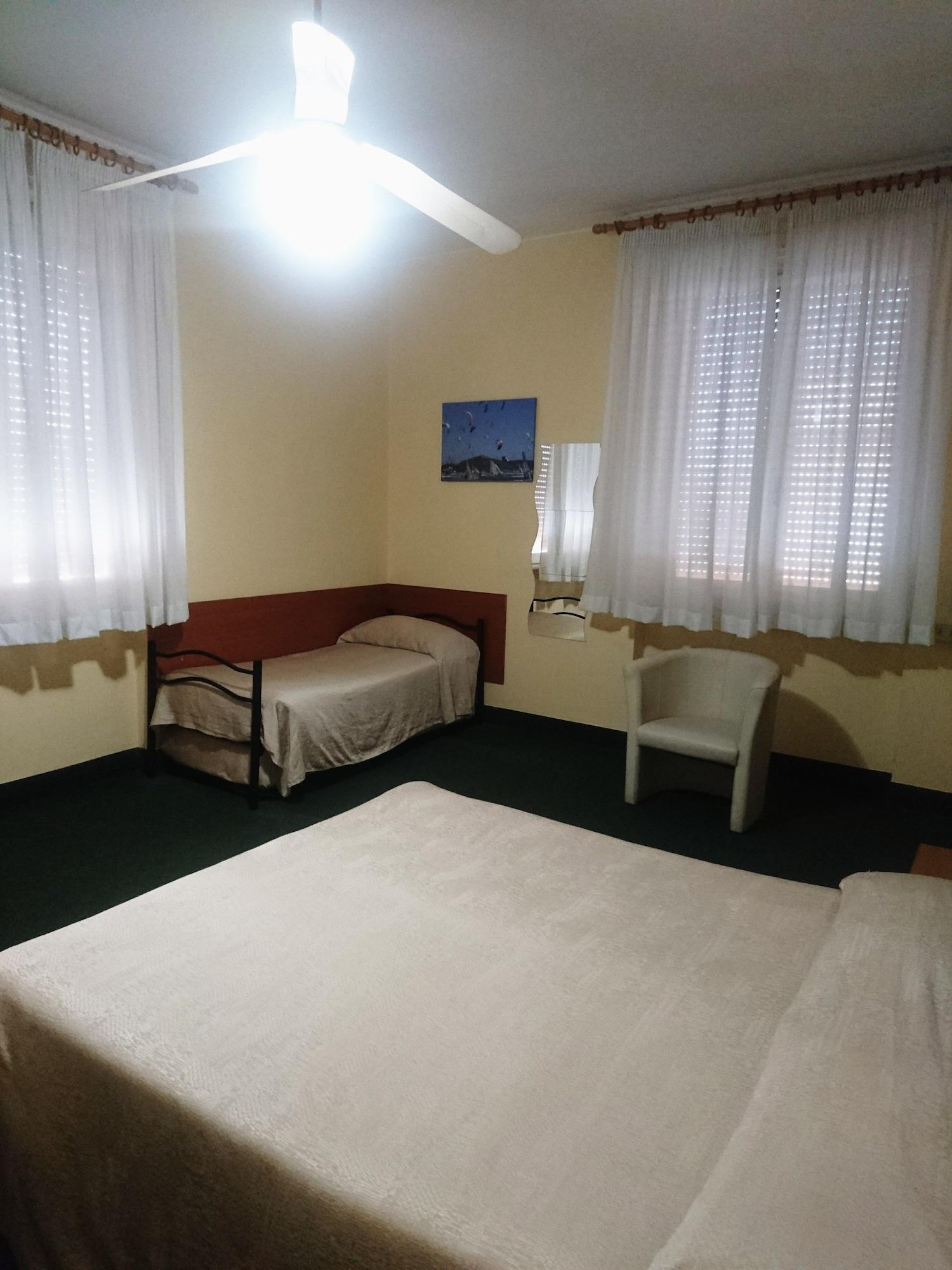 Giappone Inn Parking Hotel Livorno Ngoại thất bức ảnh