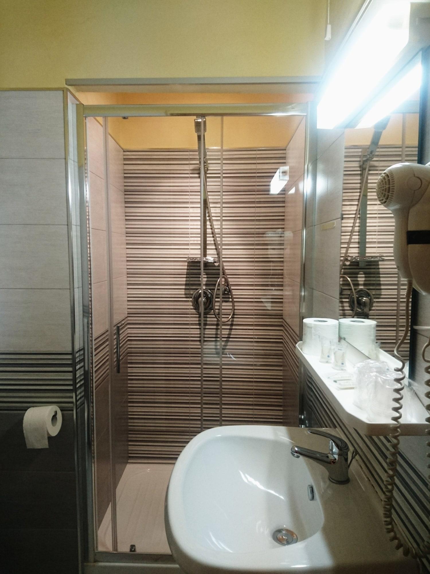 Giappone Inn Parking Hotel Livorno Ngoại thất bức ảnh