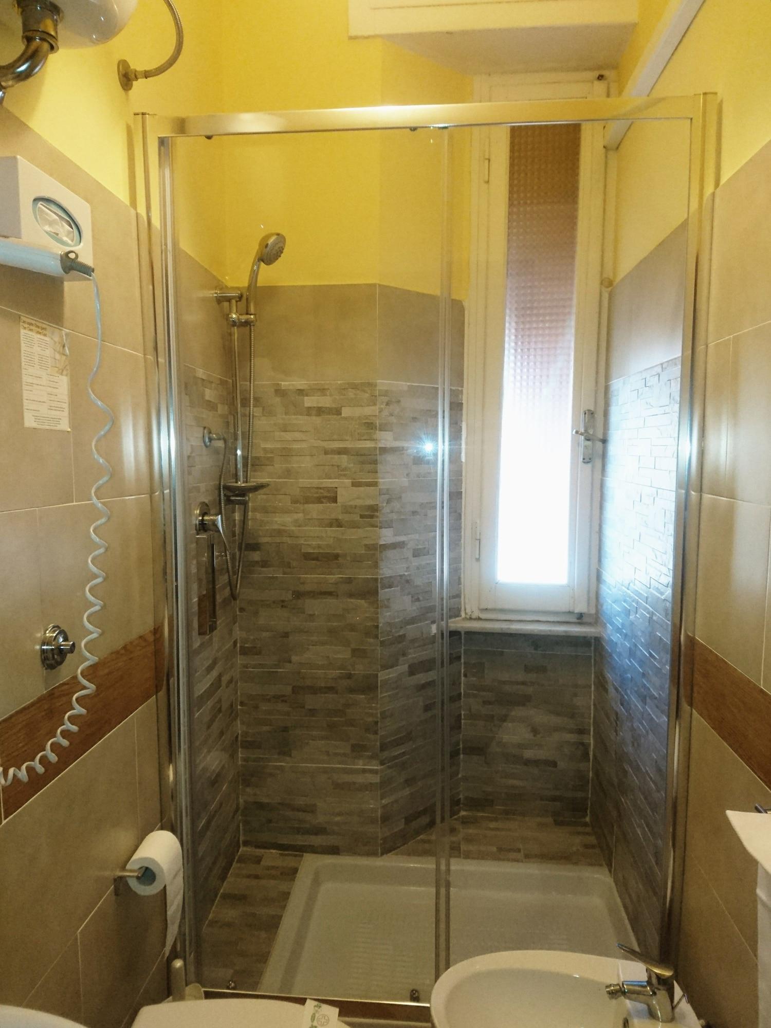 Giappone Inn Parking Hotel Livorno Ngoại thất bức ảnh