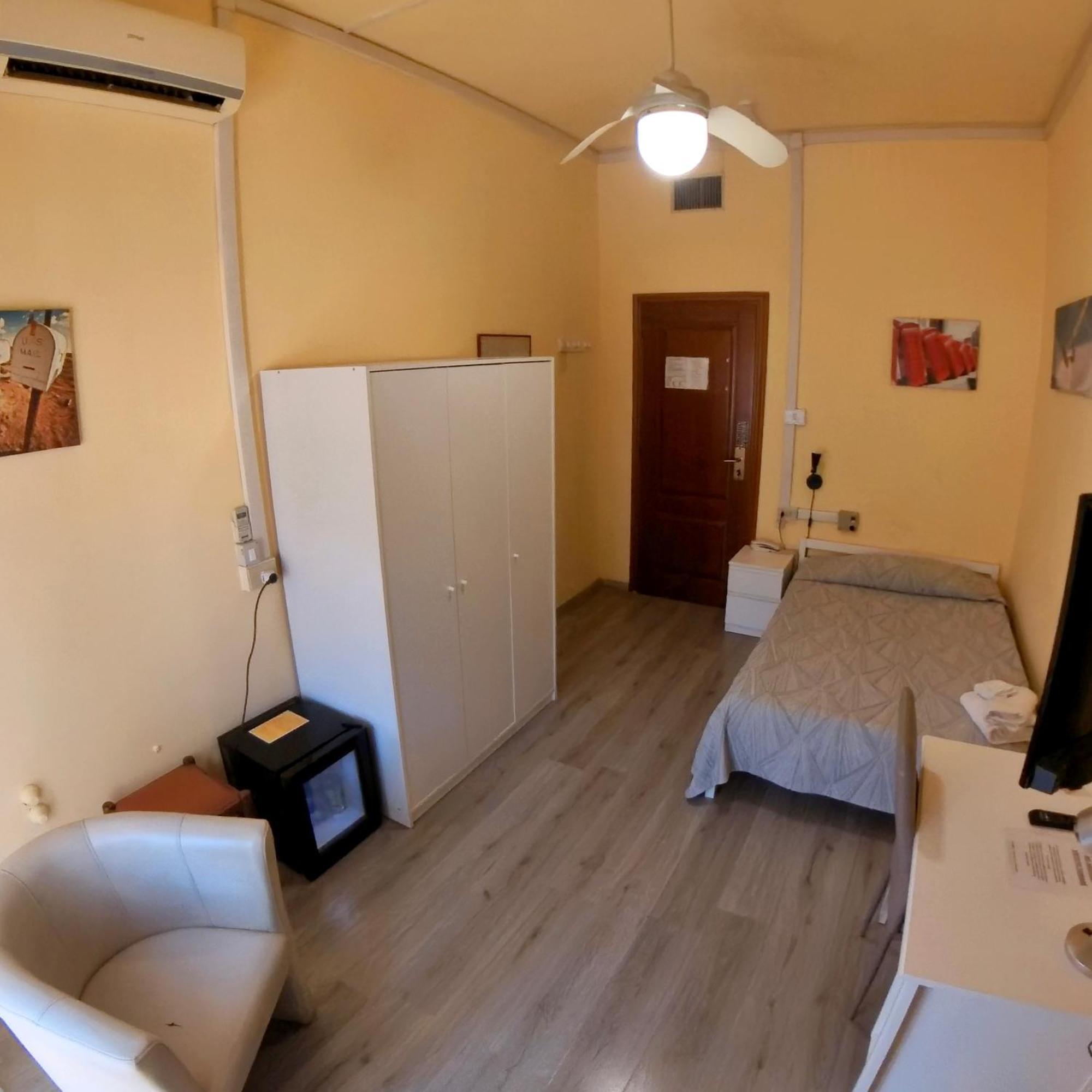 Giappone Inn Parking Hotel Livorno Ngoại thất bức ảnh