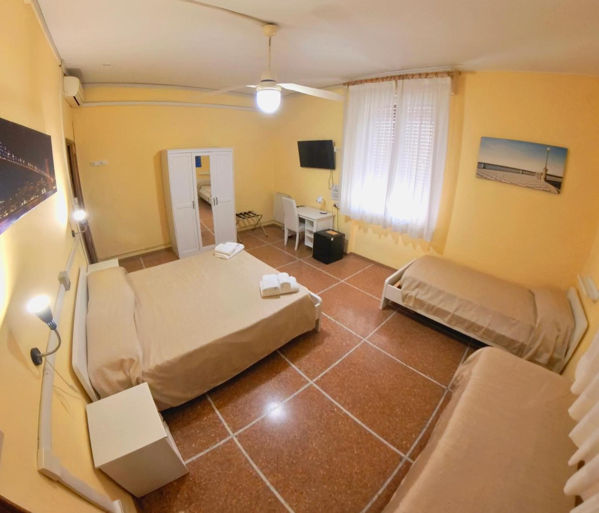 Giappone Inn Parking Hotel Livorno Ngoại thất bức ảnh
