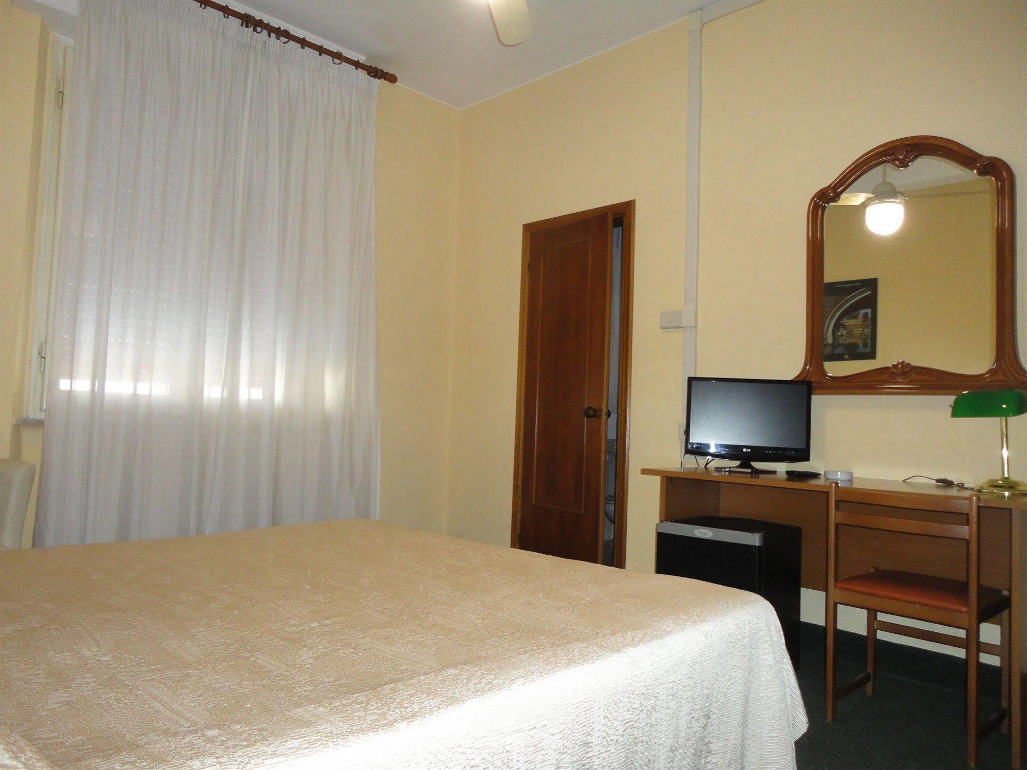 Giappone Inn Parking Hotel Livorno Ngoại thất bức ảnh