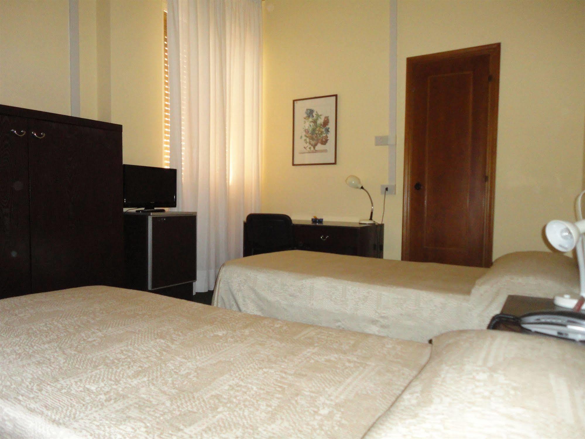 Giappone Inn Parking Hotel Livorno Ngoại thất bức ảnh