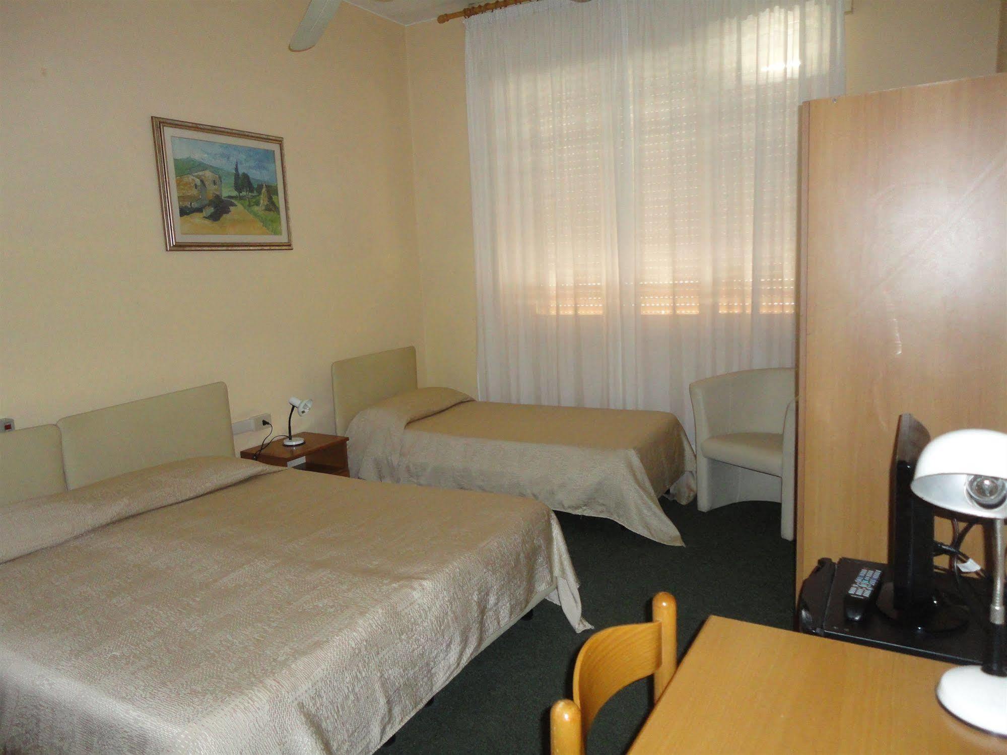 Giappone Inn Parking Hotel Livorno Ngoại thất bức ảnh